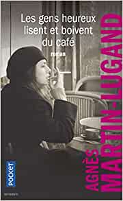 Les gens heureux lisent et boivent du café